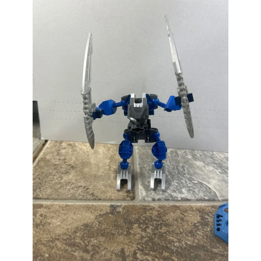 LEGO Bionicle Matoran Hahli 8583 Blue Action Figure with Silver Claws 2 Masks